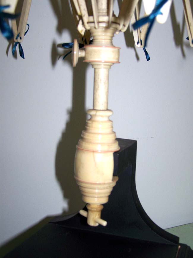 A large 19th century ANTIQUE SCRIMSHAW Sailor-made Whalebone SWIFT (Yarn Winder) — image 3